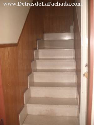 Escaleras interior para e cuarto de arriba