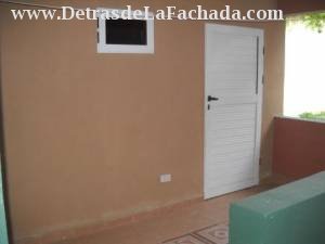 Terraza techada con cuarto de lavado