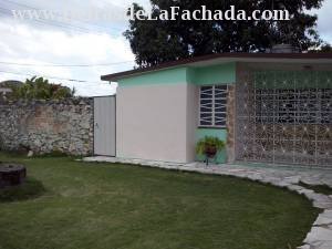 Facade overlooking the entrance to the left patio