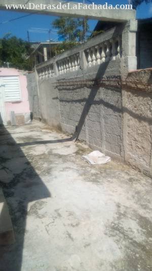 ENTRADA DE GARAGE,CUARTO DE DESAOHO ATRAS