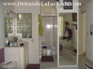 Uno de los baños dentro de un cuarto