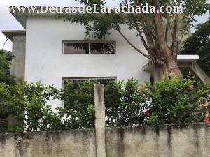 Fachada lateral, vista de la calle