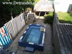 Patio con poceta para niños y horno de ladrillos