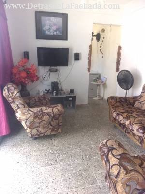 10 de octubre #65 entre marti y calzada nueva de Casa Blanca