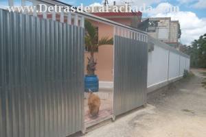 Porton del lateral isquierdo del inmueble