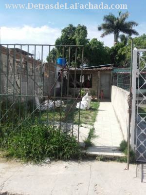 Frente con portal y jardín