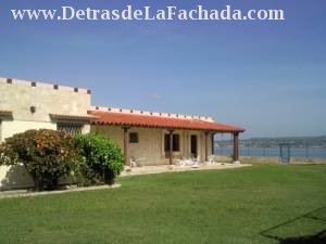 Terraza y patio con vistas al mar.