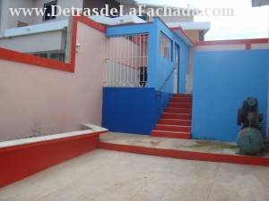 Entrada al parqueo y perrera