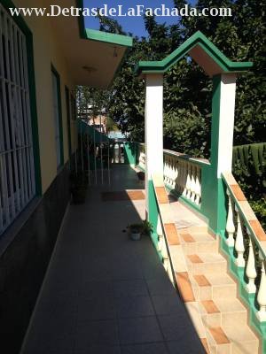 Escalera lateral de acceso