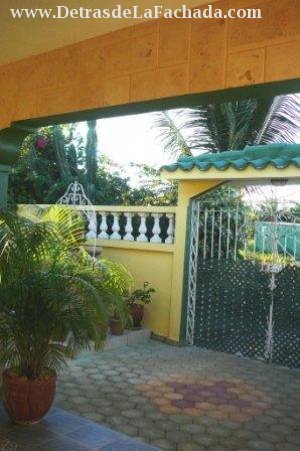 Calle 8va e/ 5ta y 7ma Los Pinos