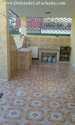 Terraza con lavaderos y enrejada