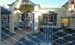 Fachada y espacio de parqueo para un segundo Auto