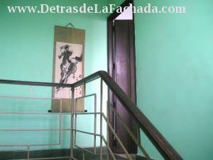 Escalera puerta calle