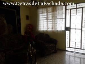 Elfrente con puerta calle de cristales abajo