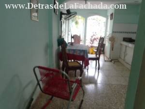 Terraza y reja atras y patio cementado