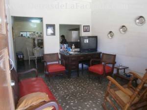 Vista de la sala, y detrás el comedor