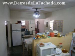 Vista del comedor y la sala desde la cocina