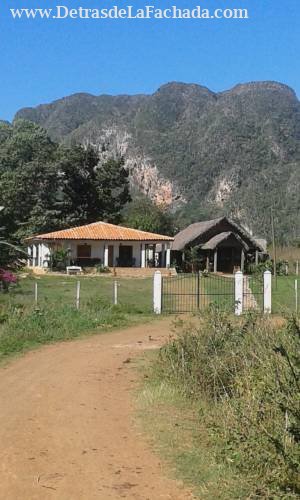 Carretera al Moncada km 3 al lado de Campismo 2 Hermanas y Mural de la Prehistoria
