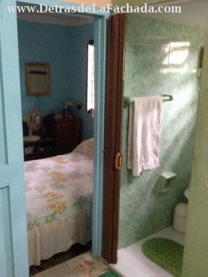 Los dos cuartos tienen comunicasión al baño