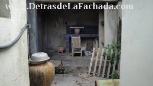 Patio y lavadero techado al fondo