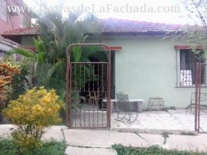 Se muestra el Portal de la casa con garaje