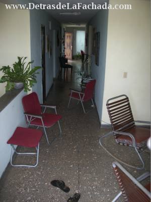 Vista desde la sala de estar hacia la entrada