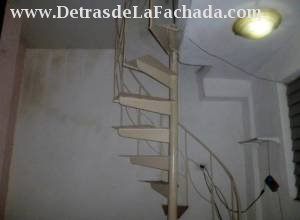 Escalera ascenso a segunda planta desde la calle