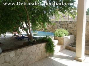 Patio lateral con pequeña piscina