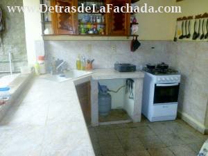 Angulo de la cocina con vista al patio interior