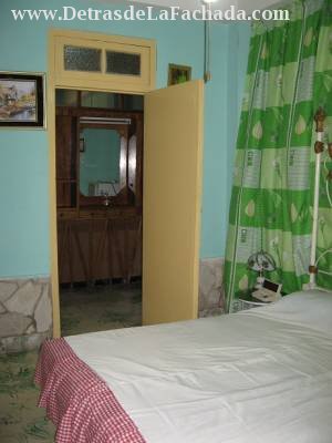 Escario No. 56 BAJOS entre Hernan Cortez y Pizarro