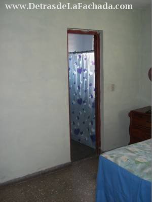 Uno de los cuartos con baño