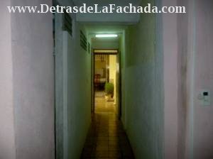 Pasillo hacia patio interior y cocina-comedor