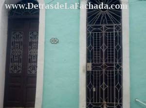 Fachada de la casa con dos entradas independientes