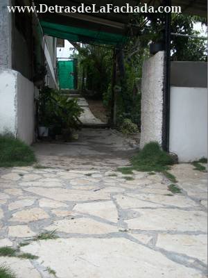 Uno de los pasillos laterales de la casa