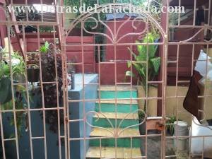 Calle 2da. No.64 entre Nazareno y Pastora.