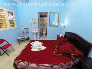 Colòn 225 entre E.P.Morales y Serafìn Garcìa.