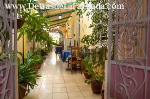 Colòn 225 entre E.P.Morales y Serafìn Garcìa.