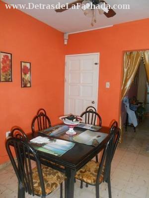 Comedor al costado de la cocina