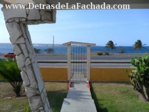 Terraza de la entrada principal