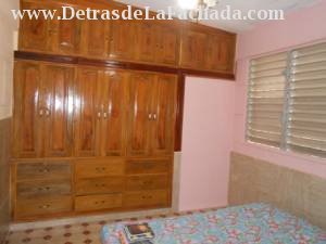 Cuarto con closet enchapado