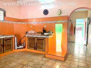 Una de las dos cocinas que tiene la casa