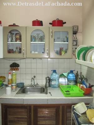 Cocina, con estantes y despensa, calentador electr