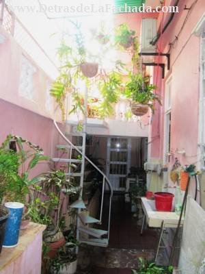 Patio interior desde la sala hasta el comedor