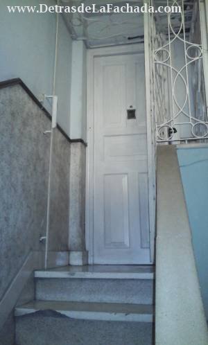 Entrada al apartamento, escalera de marmol