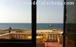 Vista desde la cama hacia la terraza y el mar.
